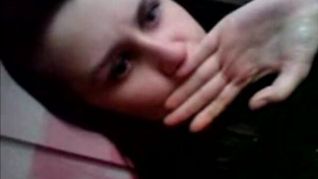 Кристина сосет в подъезде - снято на мобильный телефон