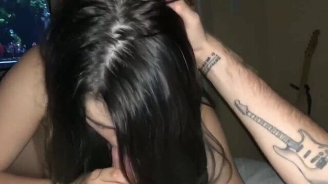 Обкуренная русская девушка отсосала и потрахалась с парнем. Реальный секс Частное Домашнее Любительское Порно Пьяная Шлюха Минет