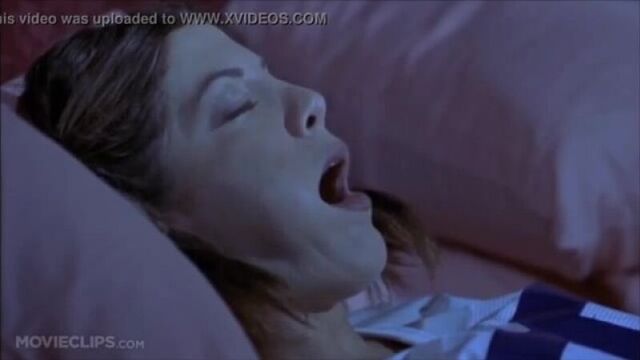 Призрак трахнул тёлку из сериала Беверли Хиллз. Отрывок из очень страшного кино.