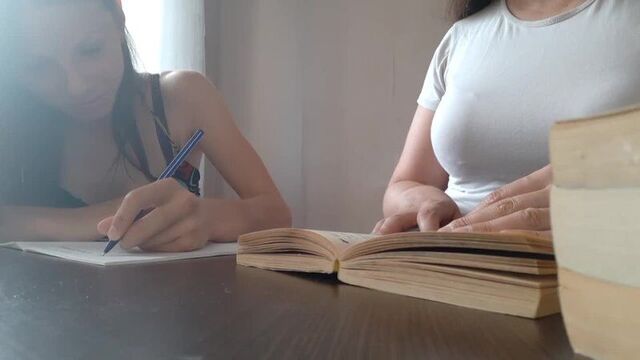 Лесбиянки. Красивые Русские девушки в школе на уроке. =) Лучшее видео эротики (369) Избранное!