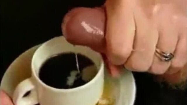 Девушка надрочила спермы у спящего мужика себе в чашку кофе, чтобы выпить кофе со спермой (Cum, Sperm, CumDrink)