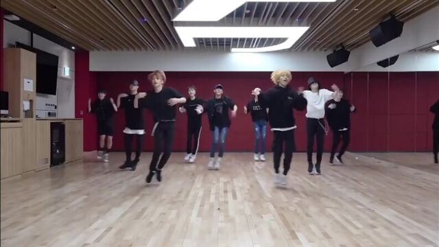 а ты стоишь на берегу в синем платье