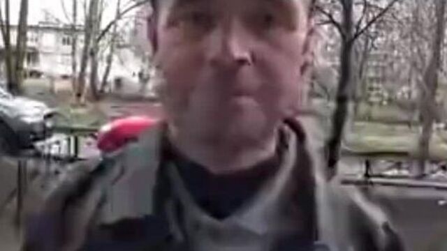 угарает над людьми