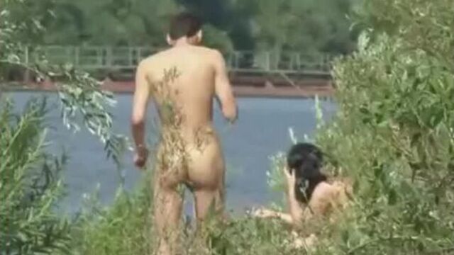 Подсмотренный секс молодой пары на берегу реки.mp4