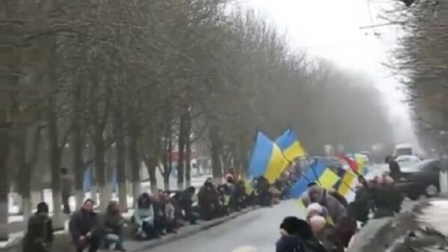 Кастрюлеголовые укры в Краматорске ползают на коленях перед укрофашистом ОУН.