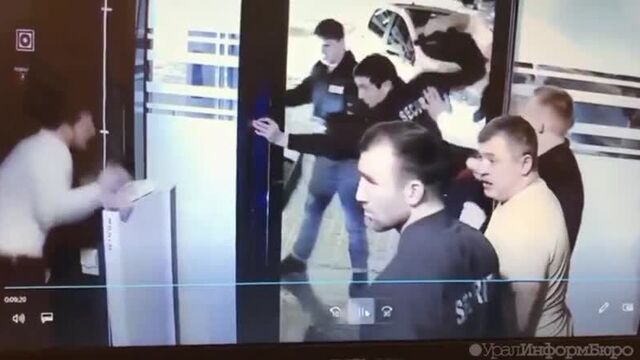 В Екатеринбурге массовая драка в ночном клубе Синий Жук из-за девушки попала на видео