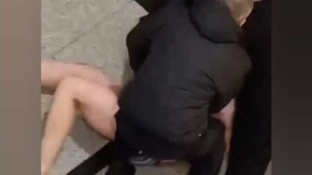 Голого мужчину скрутили в ТЦ в Екатеринбурге