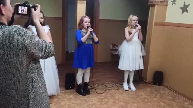 Выступление девчонок с песней "Что манит птицу".