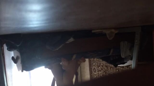 Подглядывает за сексом брата и девушки