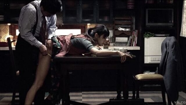 Муж насилует жену за обеденным столом