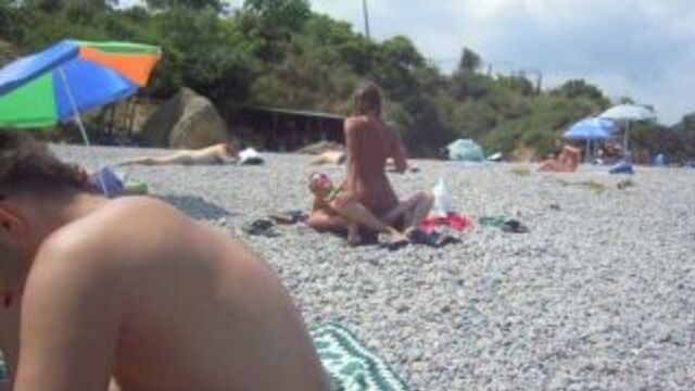 Секс на пляже. Секс при людях