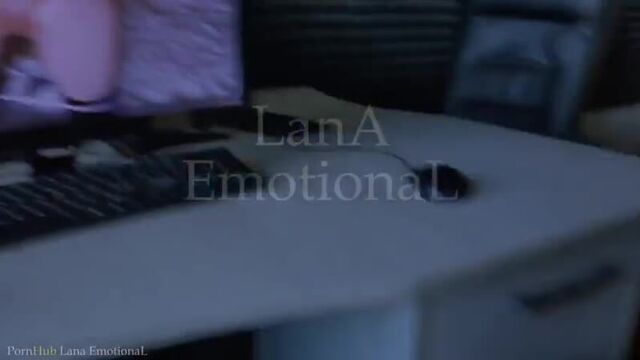 застала парня за дрочкой и помогла