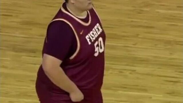 Огромный баскетболист в NCAA попадает трехочковый