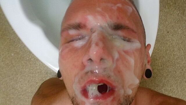 Негр трахает пидарасов и снимает себя на камеру (гей порно любительское)