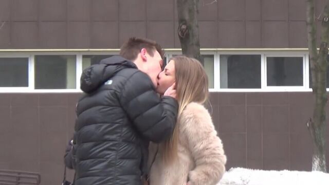 Как Поцеловать Незнакомую Девушку на Улице