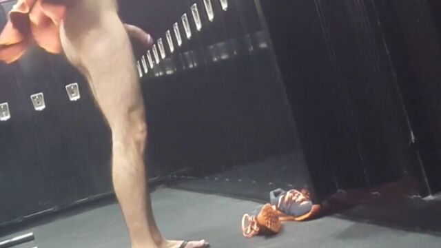 Скрытая камера в мужской раздевалке