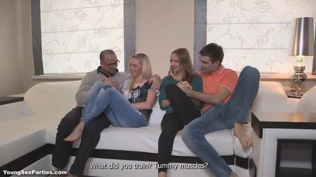 Русские свингеры отдыхают на диване