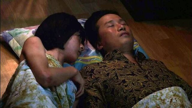 Дочка дрочит спящему отцу (инцест, дочь подрочила папе хуй, кончил в руку дочери, пробует сперму на вкус, секс с отцом)