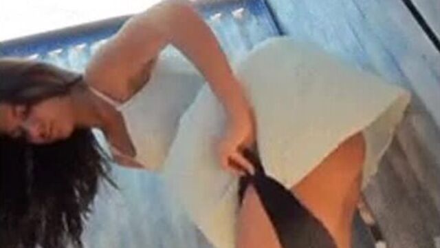 Подглядел в раздевалке на пляже. четкая попа, стройные ножки