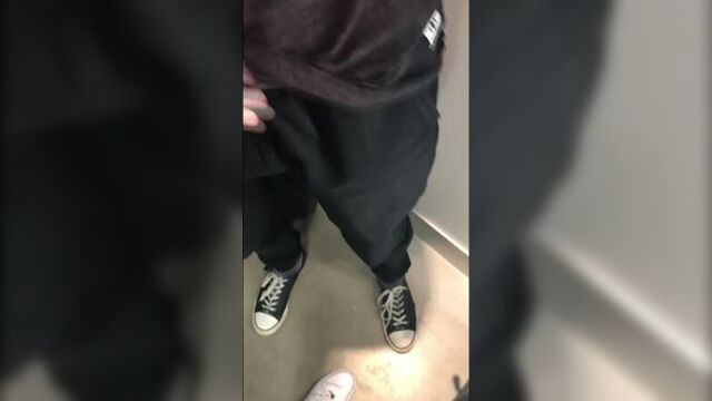 Одноклассница глотает сперму после школы в торговом центре - любительский минет на публике