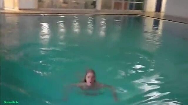 парочка занимается сексом в аквапарке. pise4ka.нет