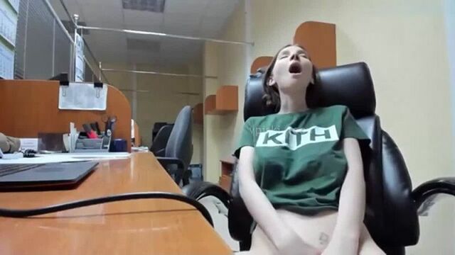 сотрудница банка сделала перерыв на обед, забыла что ее снимает камера, слив порно