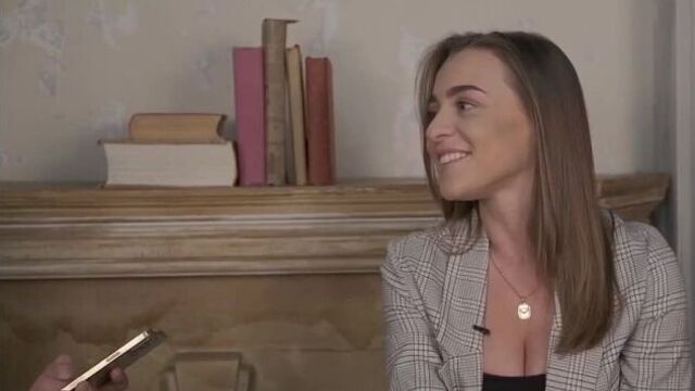 Показала большие сиськи прямо в интервью