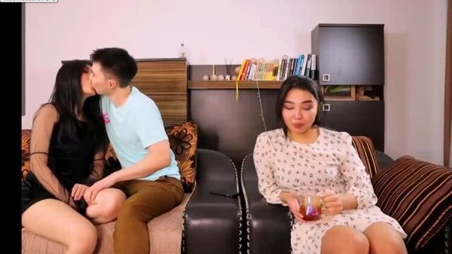 Двух подруг казашек имеет парниша (сосёт, отсос, blowjob, порно, кыргызка, узбечка, секс, домашнее, азиатки, вебкам, сиськи)