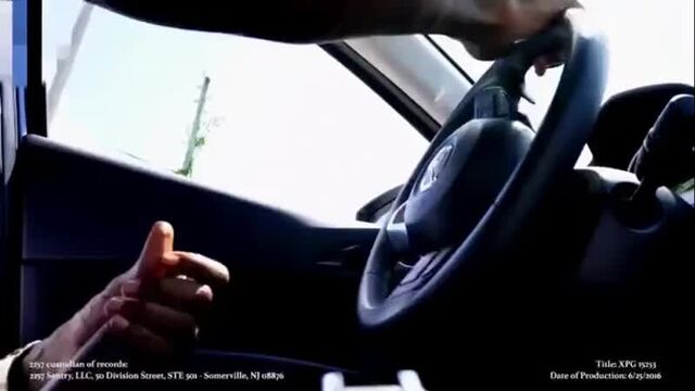 Дрочит в машине, шлюха шла мимо и помогла парню кончить.