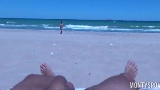 Минет на пляже, нудистка сосет на пляже