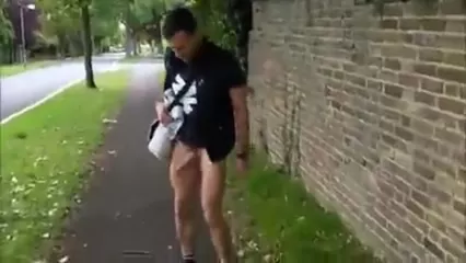 Дрочит на улице Дрочит на улице