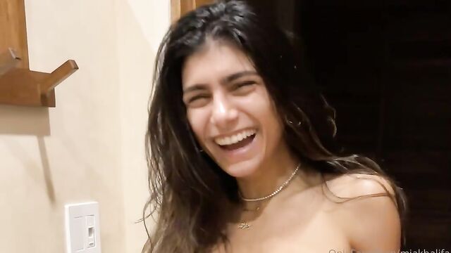 Mia Khalifa nude