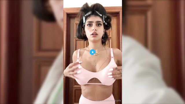 Mia Khalifa nude