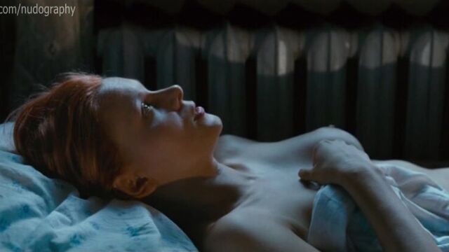 Яна Троянова голая в фильме "Волчок" (2009, Василий Сигарев)