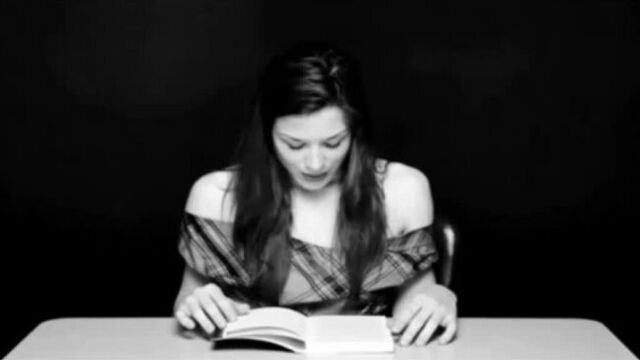 Сидит на вибраторе и кончает