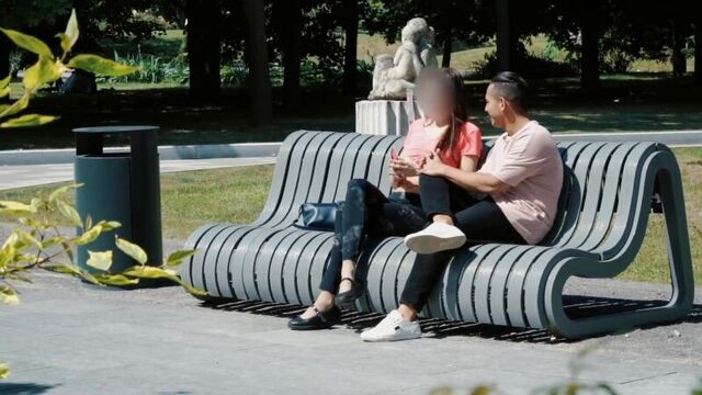 Показала груди за деньги