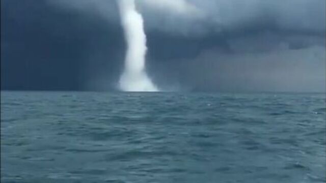 Водяной смерч в Черном море, Краснодарский край - 16.07.2018