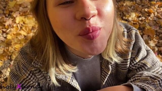 Русская студентка отсосала в лесу по быстрому