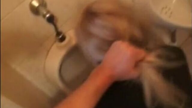 Девушка отсосала в туалете за деньги (секс за деньги amateur порно homemade минет teen anal сиськи домашнее) XXX Real SEX Video