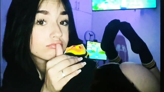 AndyBatiz receives a cumtribute while streaming Fortnite