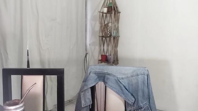 Hermosa pendeja Argentina me la chupa hasta hacerme venir