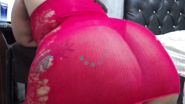 The fat Colombian ass of the MILF does the twerk