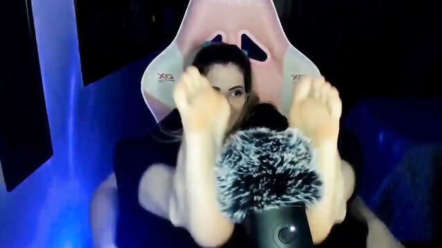 Famosa Bianquinha does a foot job with her pezinho