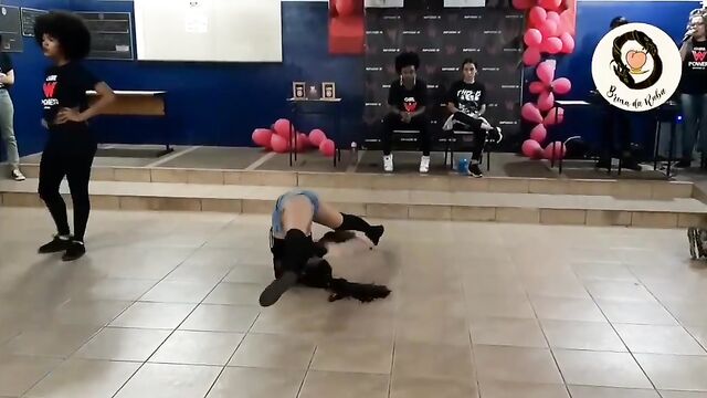 Morena gostosa rebolando com shortinho atolado na bunda