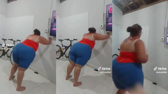 Danylara86 is a slutty amateur who loves to show her body and fuck in public places
