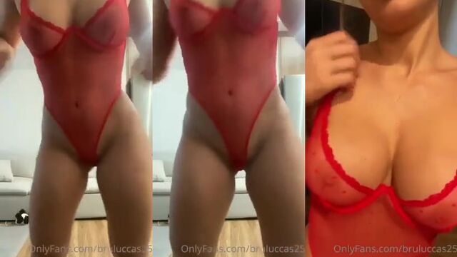 A hot brunette shows her amazing body and perfect ass in action