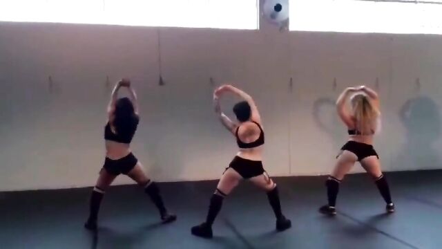 Morena gostosa rebolando com shortinho atolado na bunda