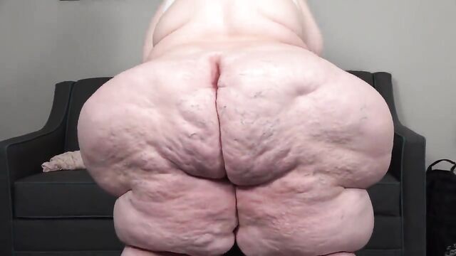 Fat SSBBW ass twerking with jiggle while showing her body in action