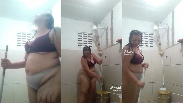 A delicious crown enjoys herself with great pleasure in an intimate scene