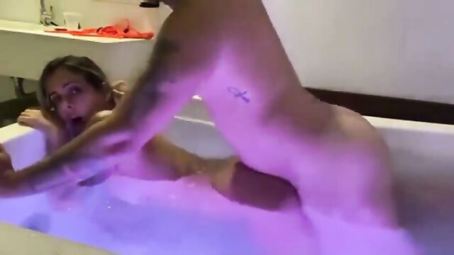 A hot and tasty Loira Gostosa giving a ladinho in the bathtub of the motel